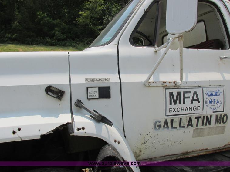 image for item K2173 1986 Chevrolet C70 grain truck