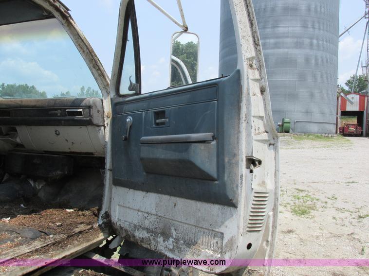 image for item K2173 1986 Chevrolet C70 grain truck