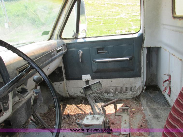 image for item K2173 1986 Chevrolet C70 grain truck