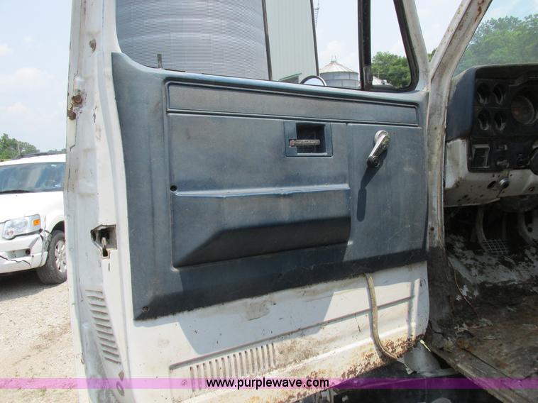 image for item K2173 1986 Chevrolet C70 grain truck