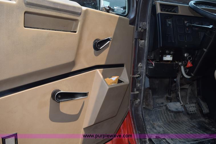 image for item K6098 1990 International 4900 grain truck