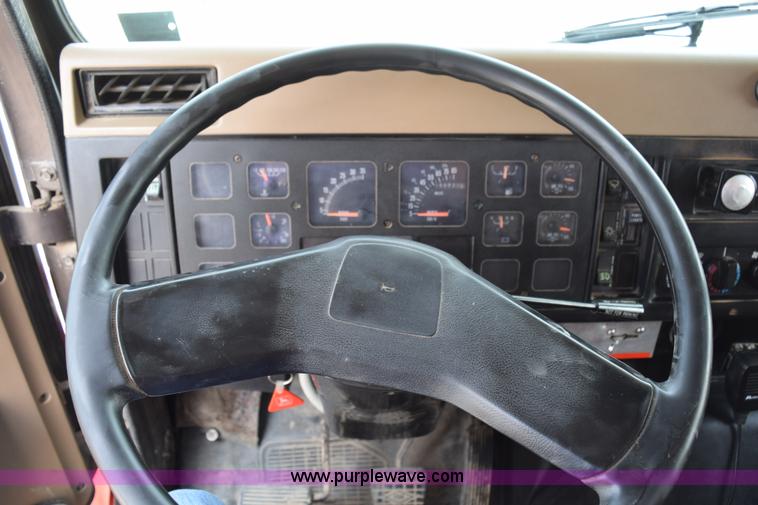 image for item K6098 1990 International 4900 grain truck