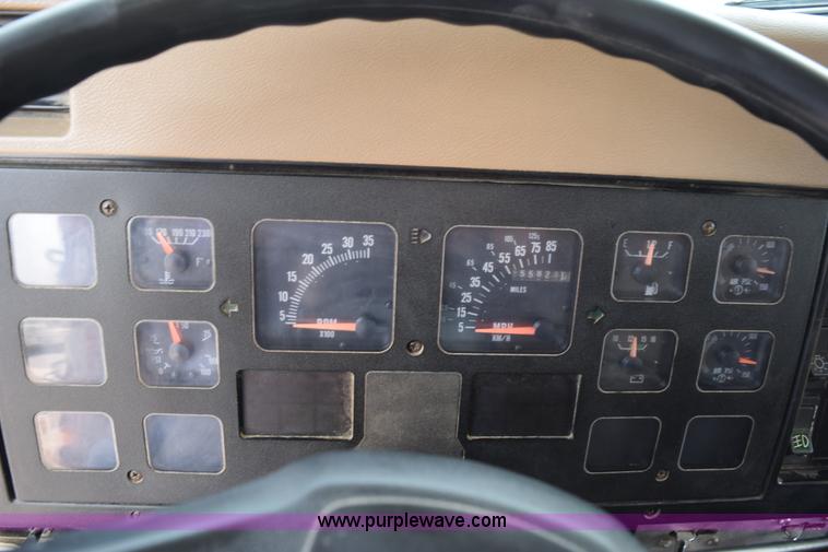 image for item K6098 1990 International 4900 grain truck