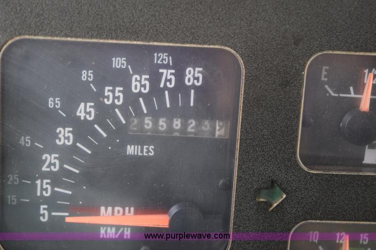 image for item K6098 1990 International 4900 grain truck