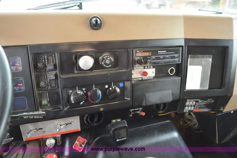 image for item K6098 1990 International 4900 grain truck