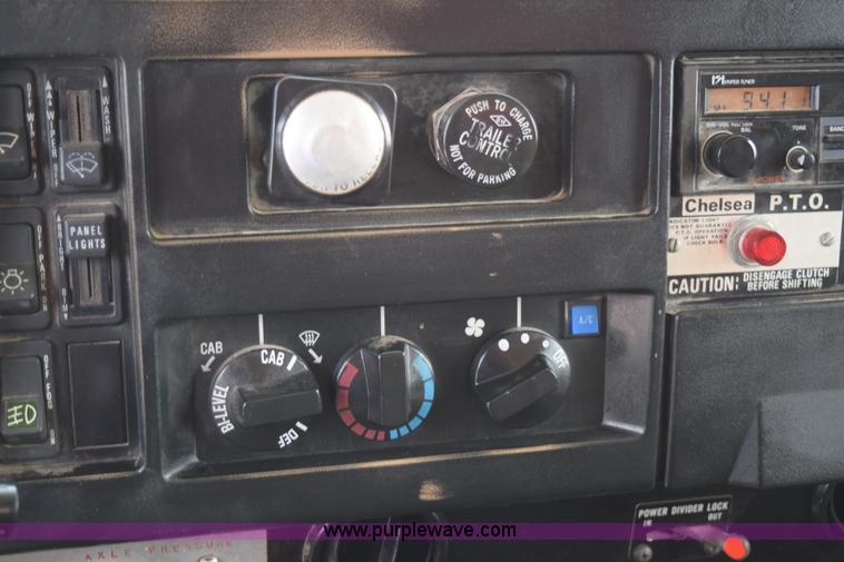 image for item K6098 1990 International 4900 grain truck