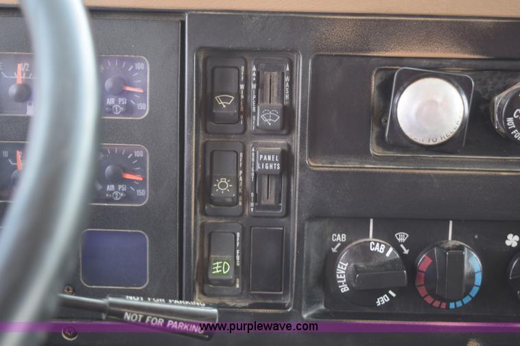 image for item K6098 1990 International 4900 grain truck