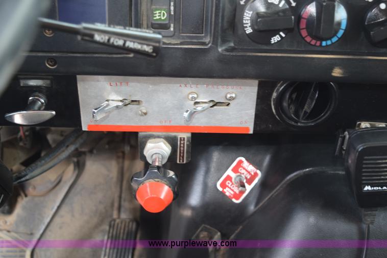 image for item K6098 1990 International 4900 grain truck