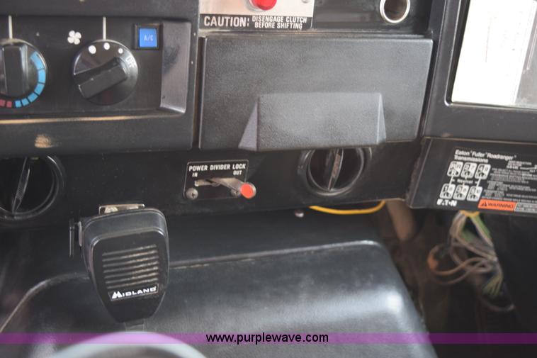 image for item K6098 1990 International 4900 grain truck