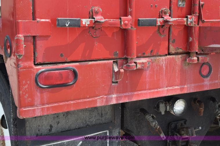 image for item K6098 1990 International 4900 grain truck