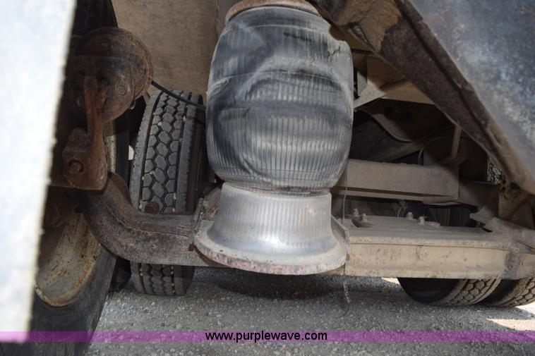 image for item K6098 1990 International 4900 grain truck