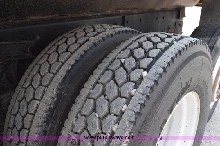 image for item K6098 1990 International 4900 grain truck