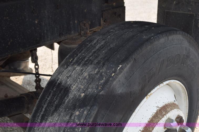 image for item K6098 1990 International 4900 grain truck