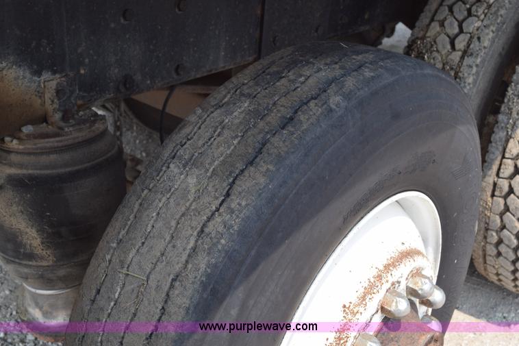 image for item K6098 1990 International 4900 grain truck