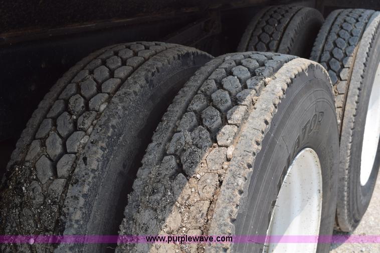 image for item K6098 1990 International 4900 grain truck