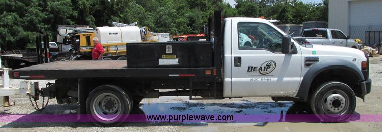 image for item B2988 2008 Ford F550 Super Duty flatbed truck