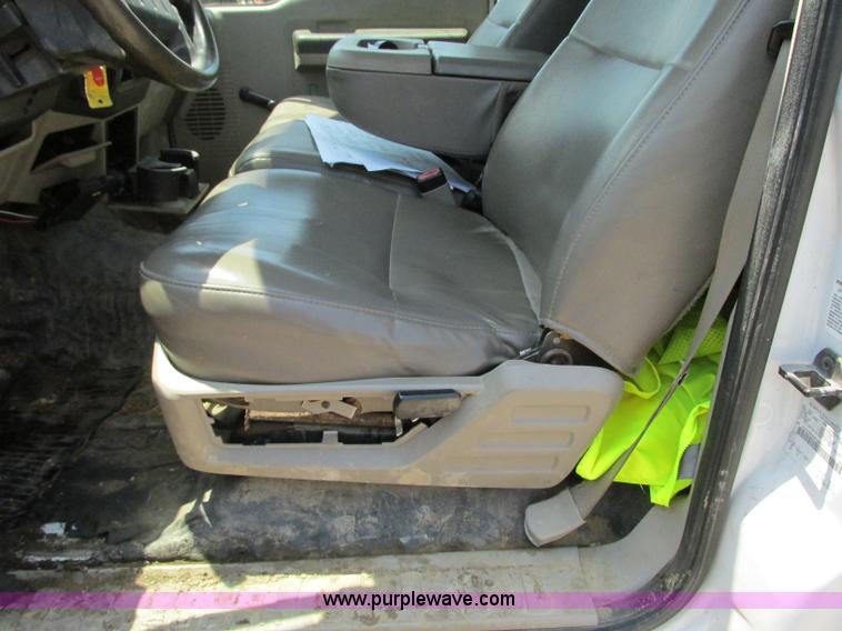 image for item B2988 2008 Ford F550 Super Duty flatbed truck