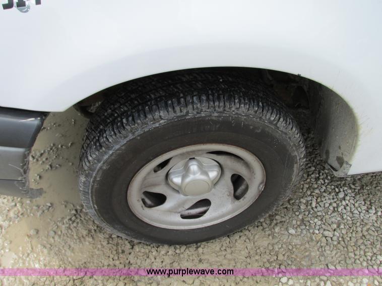 image for item B2992 2004 Ford F150 Heritage XL pickup truck