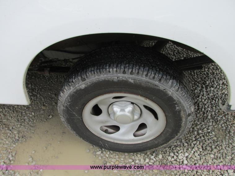 image for item B2992 2004 Ford F150 Heritage XL pickup truck