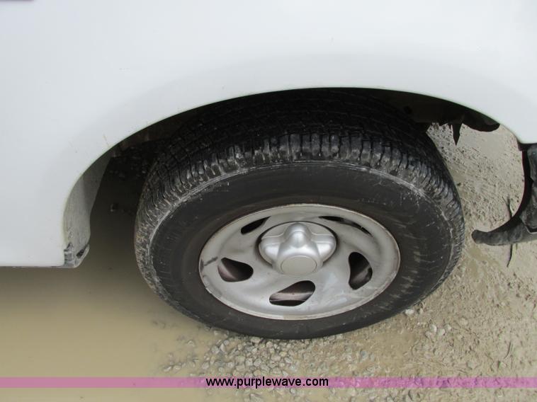 image for item B2992 2004 Ford F150 Heritage XL pickup truck