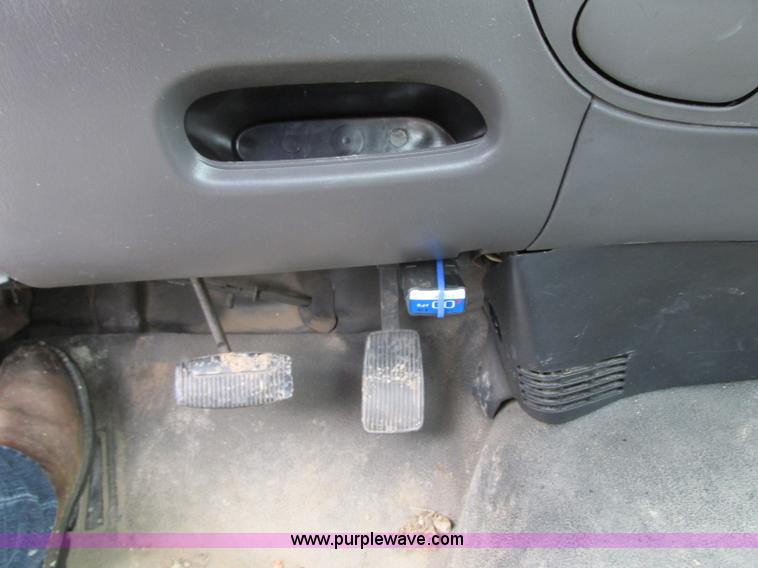 image for item B2992 2004 Ford F150 Heritage XL pickup truck