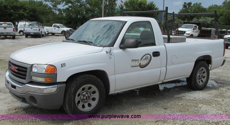image for item B2993 2006 GMC Sierra 1500 pickup truck