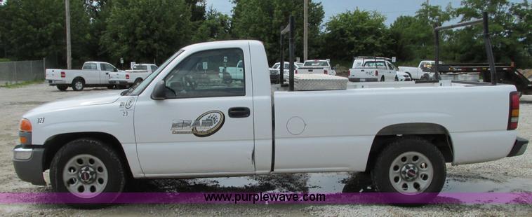 image for item B2993 2006 GMC Sierra 1500 pickup truck