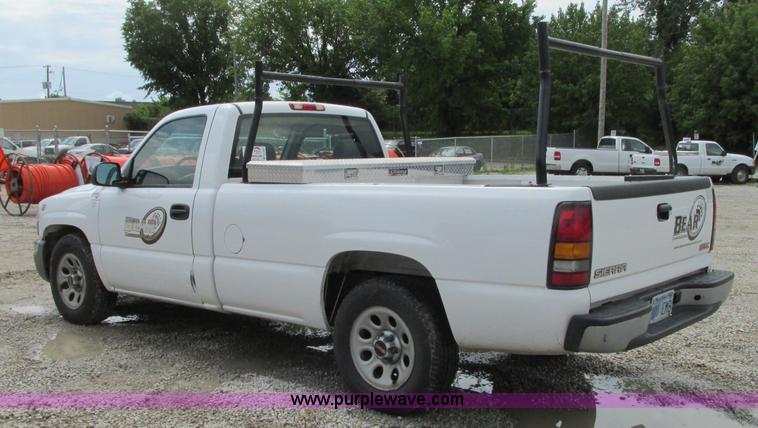 image for item B2993 2006 GMC Sierra 1500 pickup truck
