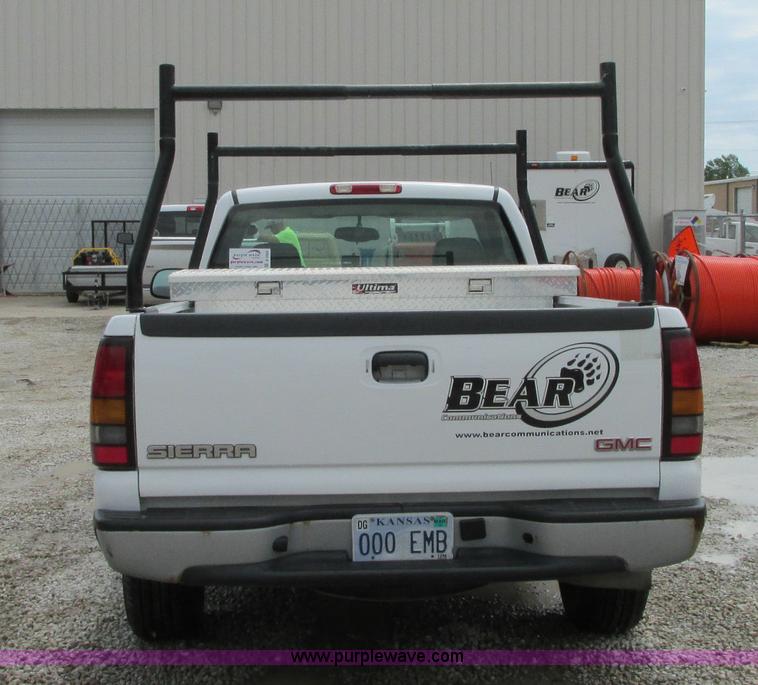image for item B2993 2006 GMC Sierra 1500 pickup truck