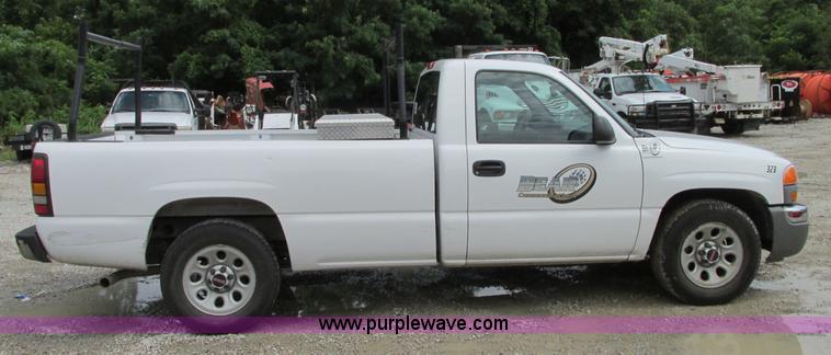 image for item B2993 2006 GMC Sierra 1500 pickup truck
