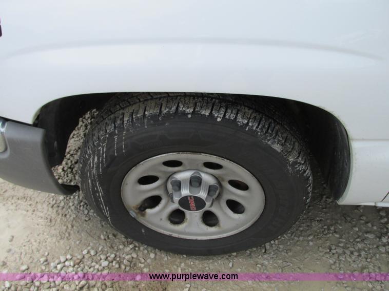 image for item B2993 2006 GMC Sierra 1500 pickup truck