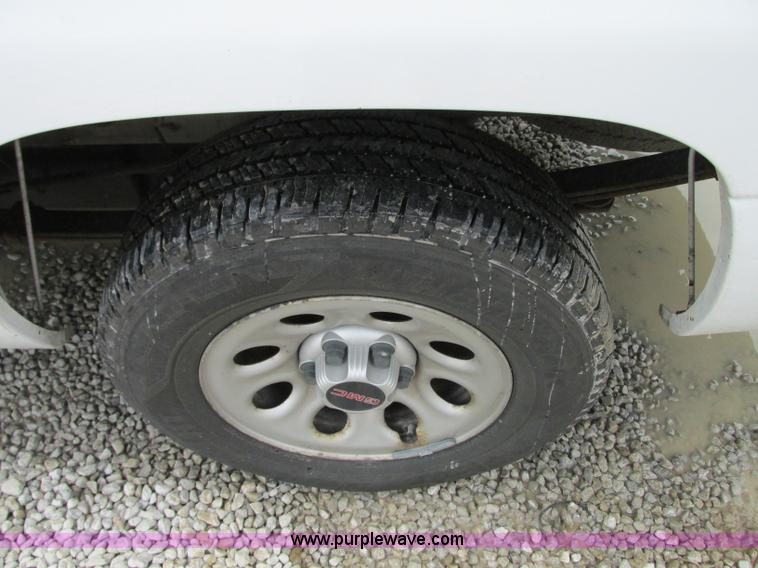 image for item B2993 2006 GMC Sierra 1500 pickup truck