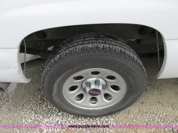 image for item B2993 2006 GMC Sierra 1500 pickup truck