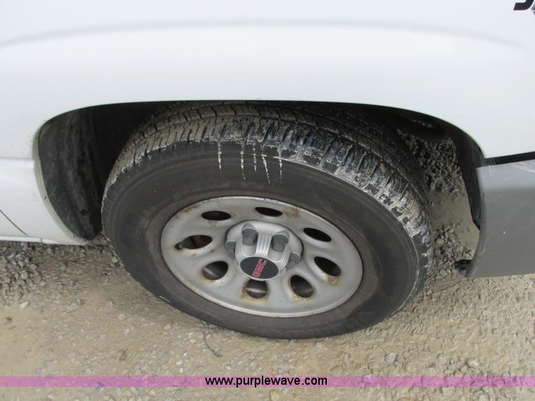 image for item B2993 2006 GMC Sierra 1500 pickup truck