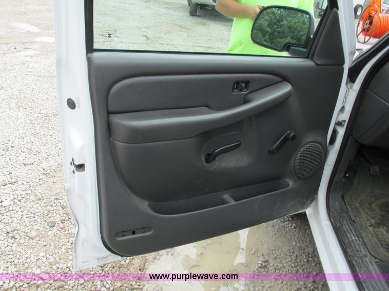 image for item B2993 2006 GMC Sierra 1500 pickup truck