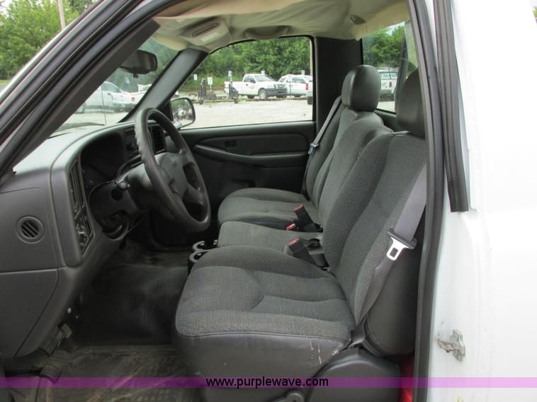 image for item B2993 2006 GMC Sierra 1500 pickup truck