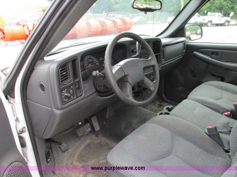 image for item B2993 2006 GMC Sierra 1500 pickup truck