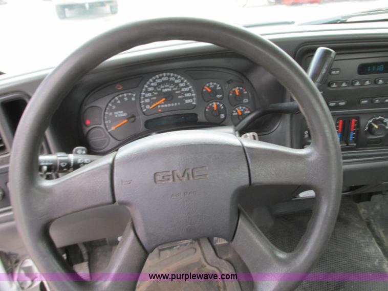 image for item B2993 2006 GMC Sierra 1500 pickup truck