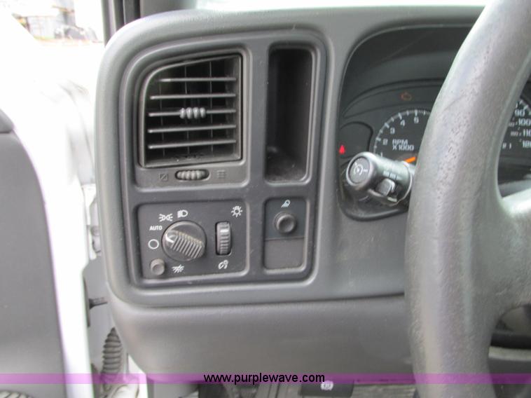 image for item B2993 2006 GMC Sierra 1500 pickup truck