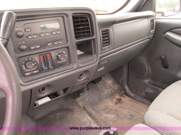 image for item B2993 2006 GMC Sierra 1500 pickup truck