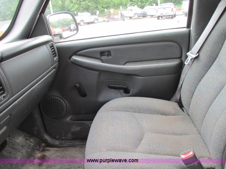 image for item B2993 2006 GMC Sierra 1500 pickup truck