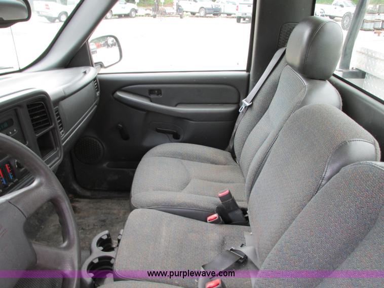 image for item B2993 2006 GMC Sierra 1500 pickup truck