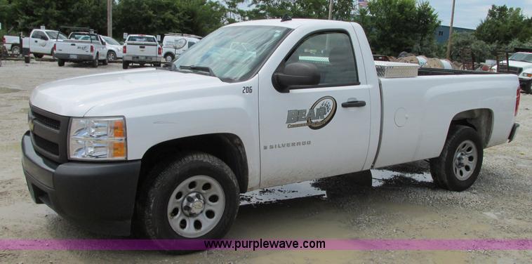 image for item B2995 2008 Chevrolet Silverado pickup truck