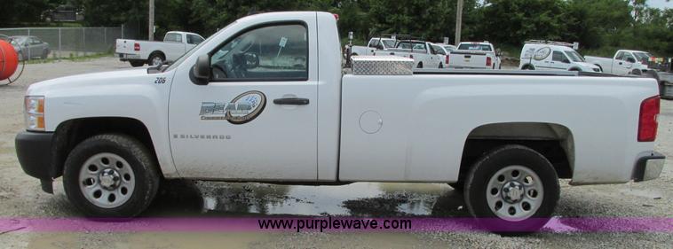 image for item B2995 2008 Chevrolet Silverado pickup truck