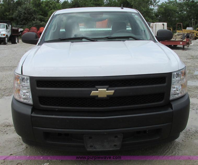 image for item B2995 2008 Chevrolet Silverado pickup truck