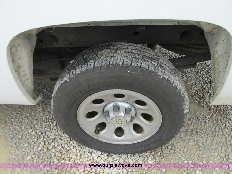 image for item B2995 2008 Chevrolet Silverado pickup truck