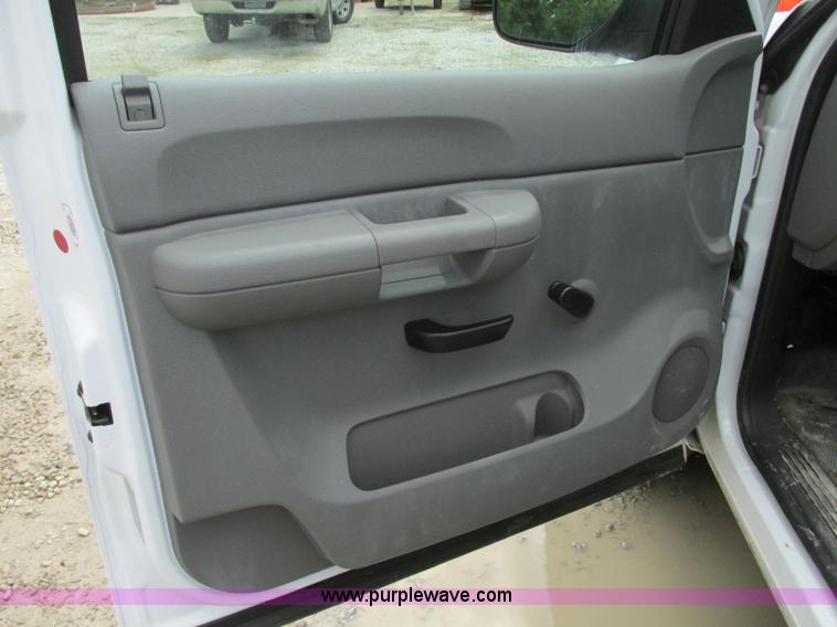 image for item B2995 2008 Chevrolet Silverado pickup truck