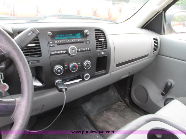 image for item B2995 2008 Chevrolet Silverado pickup truck