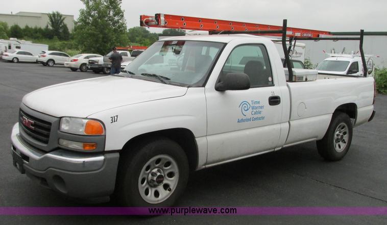 image for item B3000 2006 GMC Sierra 1500 pickup truck