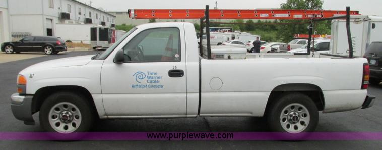 image for item B3000 2006 GMC Sierra 1500 pickup truck